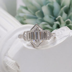 Bague de fiançailles, de mariage et d'anniversaire classique pour femme en argent sterling 925 avec serti clos et cinq pierres de moissanite taille hexagonale VVS - Product Image 1