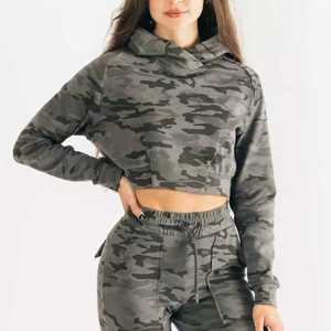 Conjunto de dos piezas con estampado de camuflaje para mujer, chándal de camuflaje personalizado, conjunto de punto para mujer, sudadera corta con cremallera y pantalones deportivos. - Product Image 2
