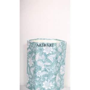 Poubelle en carton DIY à motifs floraux imprimés à la main sur tissu de coton bleu ciel : un projet amusant et créatif pour décorer une maison - Product Image 2