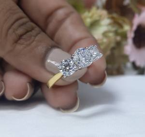 แหวนหมั้นเพชรโมอิสซาไนต์ทรงสามเม็ด 2 กะรัต ยี่ห้อ Lurba Jewels สำหรับผู้หญิง ทองคำขาว/ทองคำเหลือง 14K แท้ รับรองโดย IGI หรูหรา - Product Image 1