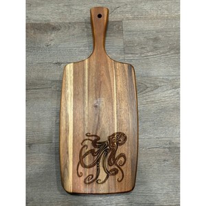 Tabla de cortar de madera de acacia hecha a mano con asa - Grabado personalizado - Product Image 3
