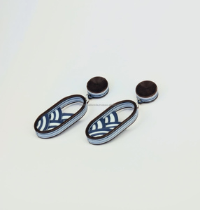 Pendientes minimalistas de resina chapados en oro con perla Diamante de moda hermosa forma de gancho lindo hipoalergénico regalo de fiesta de boda ella - Product Image 2