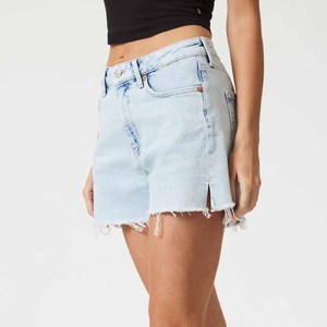 Shorts de mezclilla para mujer, de tiro alto, corte relajado, lavado azul claro, con cierre de botones, dobladillo deshilachado y rotos - Product Image 2
