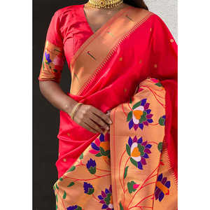 ผ้าไหมปาธานีสีแดงลายทอแบบอีลิท พร้อมผ้าคลุมไหล่ทอแบบฮาล์ฟฮาล์ฟ ขอบใหญ่ลายปักดิ้นทอง น้ำหนัก 700 กรัม - Product Image 4