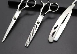 Kit de coiffure professionnel en acier inoxydable poli miroir avec ciseaux à effiler, ciseaux de coiffure et rasoir, avec peigne, en vente - Product Image 5