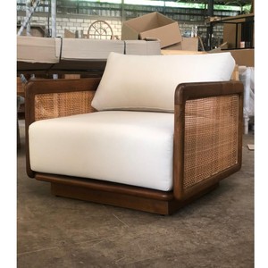 Sillón Moderno de Madera de Teca Maciza de 1 Plaza con Paneles de Ratán Tejidos a Mano y Asiento Acolchado para Sala de Estar de Hotel, Diseño Contemporáneo - Product Image 1