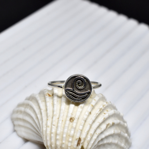 Anillo de Plata de Ley 925 Hecho a Mano con Símbolo de Ola Marina y Granate Engastado en Pavé, Oxidado, Estilo Bohemio Minimalista, Joyería de Boda al por Mayor - Product Image 3
