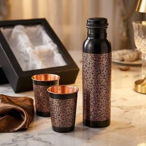 Botella de agua antigua de cobre con dos vasos de cobre grabados a juego, juego de recipientes tradicionales indios para bebidas, juego de botellas de agua de metal. - Product Image 3