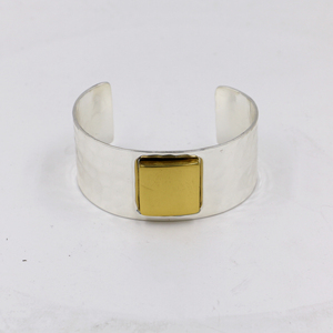 Bracelet manchette artisanal en laiton et métaux mélangés, martelé, large, bicolore, bijou statement, cadeau bohème pour elle - Product Image 4