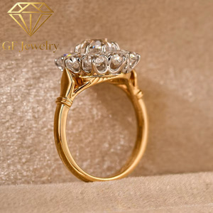 Bague en or jaune 14 carats, style ancien européen, avec diamant de laboratoire rond, grappe florale ovale en pétales, halo tournesol, bijoux fins de mariée vintage - Product Image 3