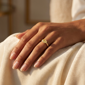 Anillo de compromiso solitario ovalado East West con un diamante amarillo de fantasía de 1+ quilates cultivado en laboratorio en oro amarillo de 18 quilates - Product Image 2