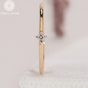 Bague de fiançailles classique pour femme Charm Jewells, trois pierres en moissanite taille coussin, monture à griffes en argent 18 carats, certifiée IGI 3 - Product Image 2
