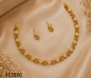 Elegante conjunto de collar de cadena con disco hueco chapado en oro y pendientes de flor con circonitas, joyería de moda minimalista para uso diario y fiestas. - Product Image 1