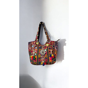 Sac fourre-tout brodé à la main multicolore avec incrustations authentiques de coquillages de cauris et pompons tribaux vibrants - Product Image 2