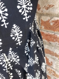 Vestido largo de algodón indio con estampado floral y cuello en V, hecho a mano con técnicas de bloqueo, para mujer, regalo para ella. - Product Image 4