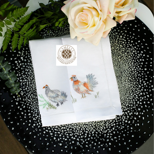 Motifs de poulets colorés brodés sur des serviettes en lin apportent un charme champêtre joyeux aux repas décontractés et aux rassemblements. - Product Image 1