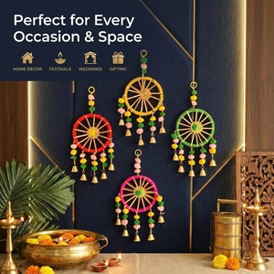 Atrapasueños Tradicional Indio Hecho a Mano con Rueda, Decoración de Pared Festiva con Pompones de Tela y Perlas Artificiales para Diwali, Haldi y Mehndi - Product Image 4