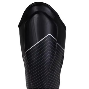 Protector de espinilla de cuero PU para adultos, color negro, con cierre de gancho y bucle, equipo de protección para deportes en todas las estaciones - Product Image 5