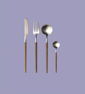 Ensemble de couverts 4 pièces style nordique en acier inoxydable satiné avec manche en bois - Product Image 1