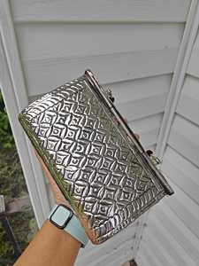 Pochette en laiton décorée de perles à motif carré argenté avec bandoulière/chaîne/strap bandoulière pour soirées et fêtes - Product Image 3