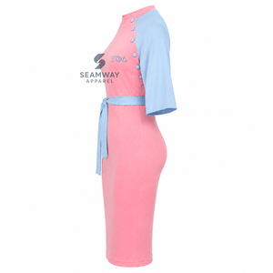 Robe moulante mi-longue Gamma Phi Delta pour femme, rose et bleue, à blocs de couleur contrastés, avec manches cape, détails boutonnés et ceinture à nouer à la taille - Product Image 4
