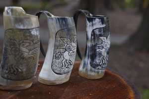Ensemble de 3 mugs à bière élégants en corne de buffle vintage avec gravure et poignée, pour le camping, par UO INDIA - Product Image 4