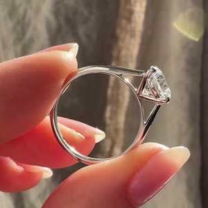 Bague de fiançailles solitaire, bague d'anniversaire de mariage, bague solitaire scintillante avec diamant de laboratoire rond de 2 carats serti à griffes, vente en gros - Product Image 3