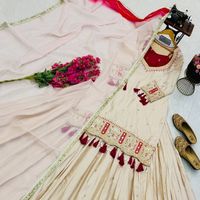 Lehenga Choli in Seta Chinon Pesante con Ricami e Paillettes, Dupatta Grigia dal Design Moderno per Feste e Matrimoni