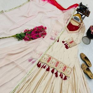 Lehenga Choli en soie chinon lourde avec broderie et sequins, dupatta gris au design moderne pour fêtes et mariages - Product Image 3