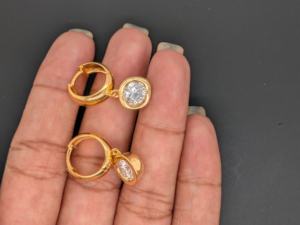 Boucles d'oreilles pendantes Lurba Jewels en diamant de laboratoire de 1,90 ct, taille brillant, certifiées IGI, monture closée classique et tendance, en or jaune massif 14 carats - Product Image 5