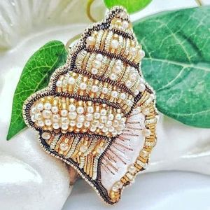 Broche de Lujo con Cuentas de Cristal Bordadas, Joyería Artesanal Hecha a Mano, Modelo MD-9368, Personalizable para Bodas - Product Image 2