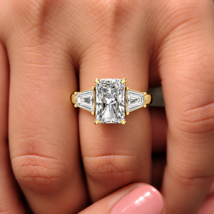 Bague en or massif 14K 18K avec diamant de laboratoire taille Radiant et pierres latérales trapézoïdales 4.40CT DEF VVS certifiée IGI, Bague d'anniversaire OEM ODM - Product Image 2