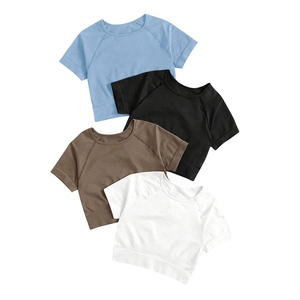 Ensemble de sport athlétique deux pièces pour femme : haut court de yoga sans couture à taille haute élastique et leggings doux, respirants et unis - Product Image 5
