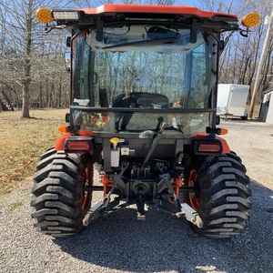Tracteur compact professionnel Kubota 4x4, diesel, avec pompe intégrée, conçu pour l'efficacité agricole et de jardinage. - Product Image 1