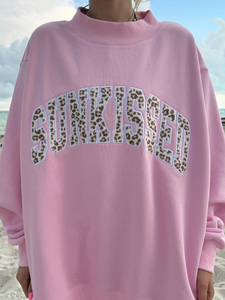 Sudadera Rosa Oversize de Cuello Redondo para Mujer con Estampado de Leopardo y Diseño Frontal con Letras 'Sunkissed', Manga Regular, Tejido de Punto, Cuello Simulado - Product Image 1