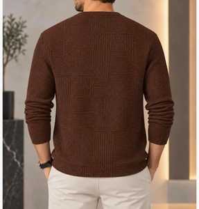 Camiseta de Manga Corta con Cuello en V para Hombre, Diseño Geométrico Marrón, Tejido Texturizado, Ecológico, Poliéster/Algodón - Product Image 3