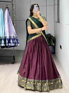 Conjunto de Salwar de Seda Romana Rosa de Excelente Calidad para Mujer con Dupatta Roja para Bodas y Fiestas Tradicionales Indias y Pakistaníes - Product Image 1