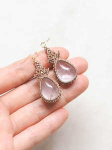 Pendientes Colgantes Boho de Macramé de Latón Hechos a Mano con Gema Rosa en Forma de Lágrima, Joyería de Regalo - Product Image 4
