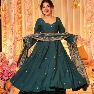 Ensemble haut et sharara de créateur indien en PV Chanderi avec broderie riche et dupatta imprimé en crêpe de soie – Vente en gros - Product Image 1