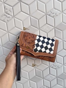 Cartera de mano de cuero tallado a mano con patrón a cuadros en blanco y negro, multiusos, de cuero occidental para mujer. - Product Image 1