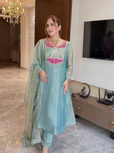 Ensemble haut, pantalon et dupatta en soie Salsa pure, broderie de créateur et travail de perles, entièrement cousu, avec doublure en micro-coton, tenue de fête DD 1281 - Product Image 2