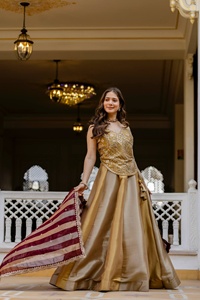 Ensemble de vêtements ethniques festifs pour femmes, comprenant un lehenga en viscose Banarasi, une blouse brodée à la main, un dupatta en dentelle brodée et une jupe évasée cousue. - Product Image 6