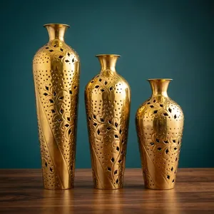 Dale a tu hogar un encanto real y una elegancia artística con este juego de 3 jarrones dorados de latón con diseño de celosía perforada. - Product Image 2
