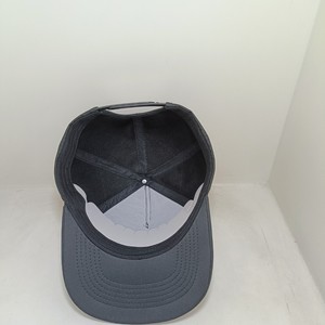 Casquette de sport et de golf structurée à 5 panneaux, gris anthracite, profil moyen, semi-courbée, personnalisable en gros avec logo en patch PVC caoutchouc - Product Image 3