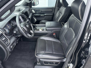 Camioneta 4x4 de alta resistencia, modelo 2019, completamente nueva, con configuración premium estilo Laramie, diseñada para rendimiento y comodidad. - Product Image 3