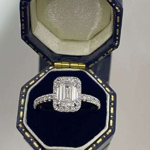Bague de fiançailles en diamant de laboratoire taille émeraude la plus vendue pour femme, idéale pour un anniversaire de mariage, disponible au prix export. - Product Image 4