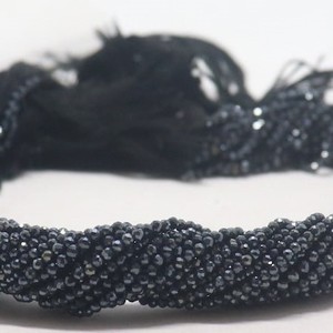 Cuentas facetadas de espinela negra natural de 2 mm, cuentas de espinela negra con revestimiento plateado de 13 pulgadas, cuentas de piedras preciosas de espinela negra a granel - Product Image 1
