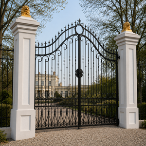 Portail de luxe en fer forgé noir avec piliers en forme de lion et décorations festonnées pour entrée de villa, manoir ou jardin – Conception de porte de sécurité - Product Image 2
