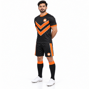 Tenue de football en gros pour équipes : Impression nom et numéro, anti-humidité, 100 % polyester, protection UPF 50 pour les joueurs - Product Image 2