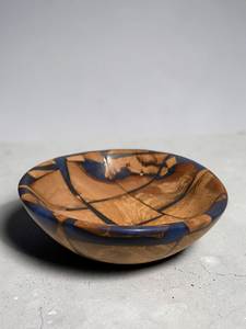 Bol artisanal en bois d'acacia et résine époxy, motif vague océanique, décoration côtière - Product Image 1